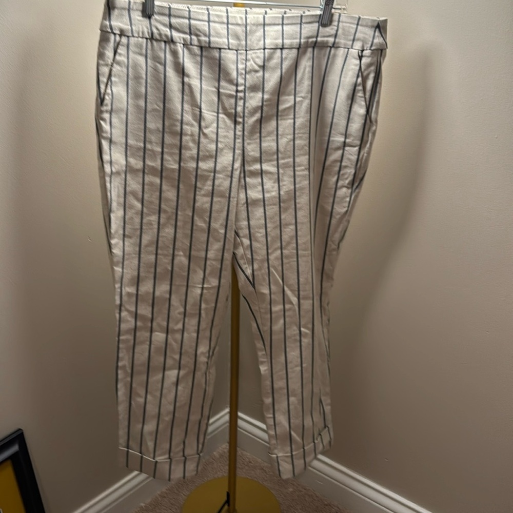 Women’s XL pull-on, off-white with black pinstripe pull on dress pants.